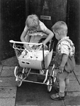 361014 Afbeelding van twee kinderen met een poppenwagen.